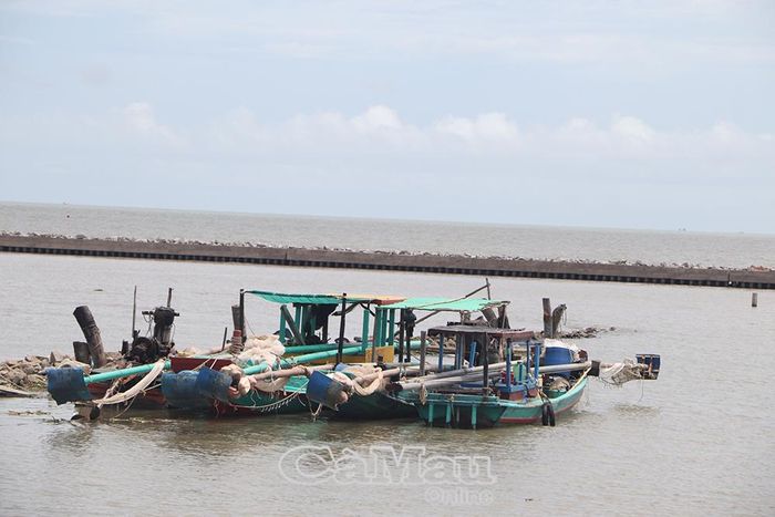 Bến neo đậu phương tiện khai thác ruốc biển tại xã Đá Bạc.