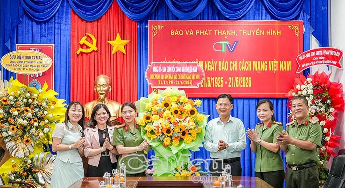 Dịp này, đoàn công tác Công an tỉnh trao hoa của Đảng ủy, Ban Giám đốc Công an tỉnh gửi chúc mừng tập thể Báo và phát thanh, truyền hình Cà Mau nhân Ngày Báo chí cách mạng Việt Nam.