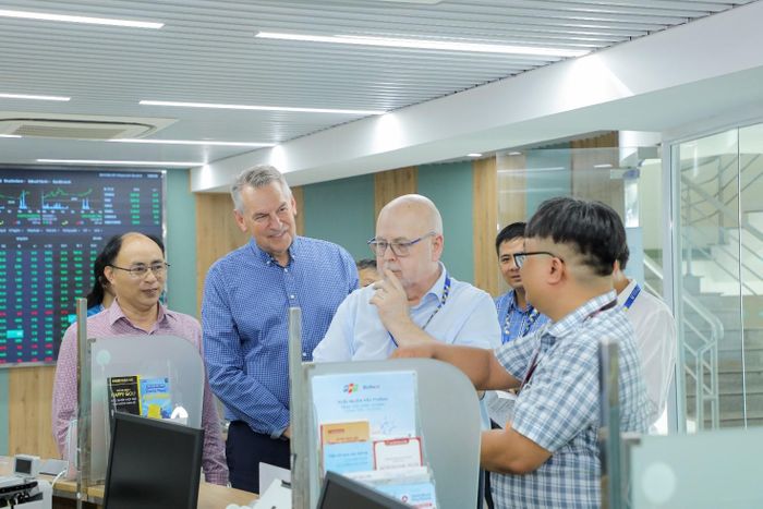 Đoàn chuyên gia đánh giá ngoài QAA tham quan cơ sở vật chất tại IUH tháng 3/2026 vừa qua