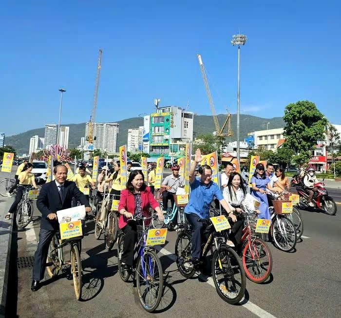 Các đại biểu tham gia đạp xe hưởng ứng Lễ phát động “Xây dựng môi trường không khói thuốc tại địa điểm tham quan và cơ sở lưu trú du lịch” tại phường Quy Nhơn, Gia Lai. Ảnh: ST