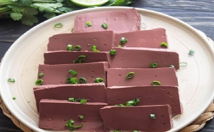 Gout là bệnh liên quan đến rối loạn chuyển hóa purin trong cơ thể. Trong khi đó, tiết lợn lại là thực phẩm chứa hàm lượng purin khá cao. Ảnh minh họa.