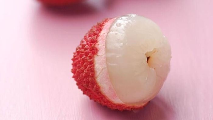 Để hạn chế tốc độ hấp thu đường, người bệnh nên ăn vải cùng các thực phẩm giàu chất xơ như rau xanh, ngũ cốc nguyên cám hoặc yến mạch. Ảnh minh họa