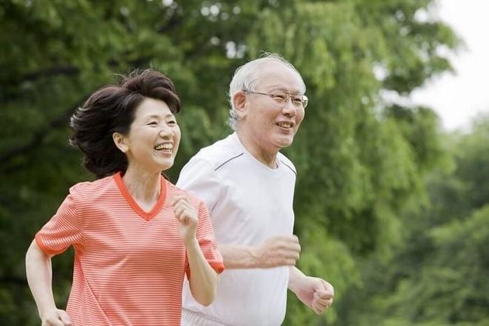 Duy trì các bài tập thăng bằng có thể giúp giảm nguy cơ té ngã ở người trung niên và cao tuổi. Ảnh minh họa