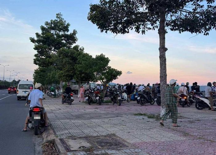 Rất đông người dân đến xem vụ việc. Ảnh: Phạm Duy