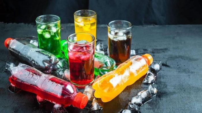 Nước ngọt có gas, các loại trà sữa... có thể chứa lượng đường cao không kém. Ảnh minh họa