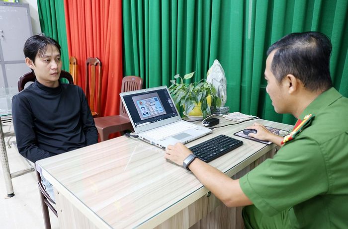 Đối tượng Trần Lê Linh được di lý từ thành phố Đồng Nai về tỉnh An Giang. Ảnh: CA tỉnh An Giang.