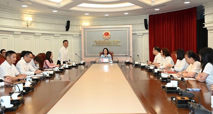 Đồng chí Nguyễn Hải Trâm, Ủy viên Trung ương Đảng, Phó Bí thư Thường trực Đảng ủy, Phó Chánh án Tòa án nhân dân tối cao làm việc với tập thể lãnh đạo, phóng viên, biên tập viên Tạp chí Tòa án nhân dân.
