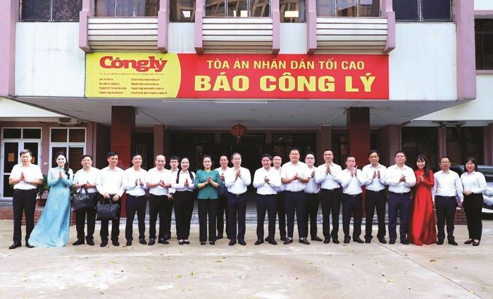 Lãnh đạo Tòa án nhân dân tối cao chụp ảnh lưu niệm với tập thể lãnh đạo, phóng viên, biên tập viên Báo Công lý.