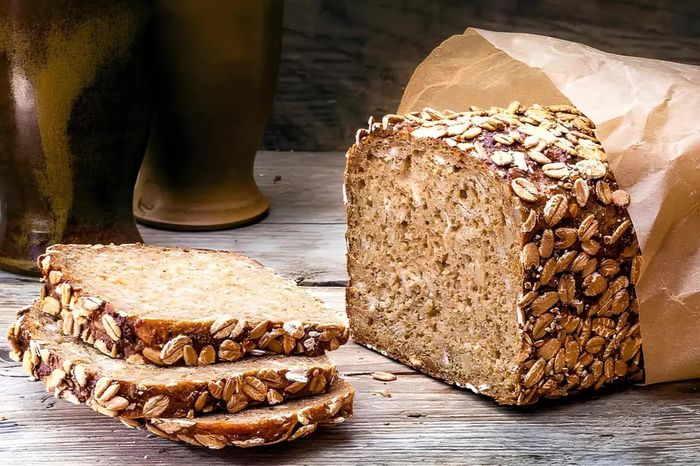 Bữa sáng với bánh mì nguyên cám cung cấp carbohydrate phức hợp và nhiều chất xơ