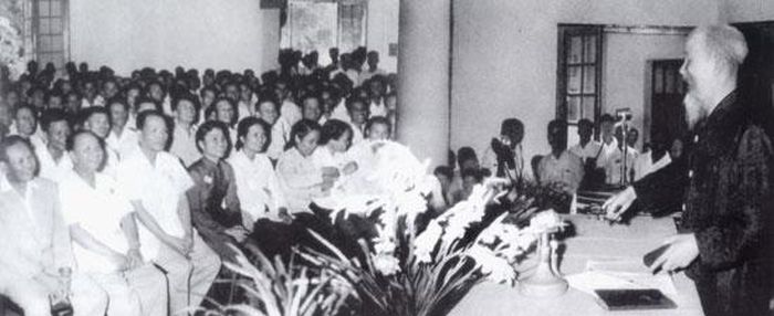 Tại Đại hội lần thứ III những người viết báo Việt Nam (08/9/1962), Chủ tịch Hồ Chí Minh căn dặn: Cán bộ báo chí cũng là chiến sĩ Cách mạng, cây bút, trang giấy là vũ khí sắc bén. Ảnh tư liệu