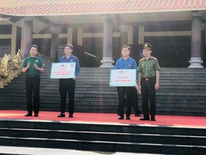 Trao tặng các công trình cho thanh niên địa phương