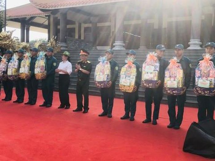 Trao tặng quà cho các thanh niên có hoàn cảnh khó khăn