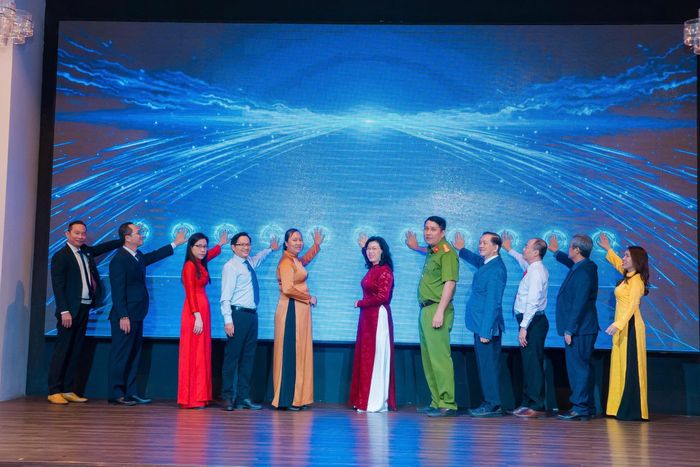 Hội nghị thống nhất, thực hiện nghi thức chạm tay ra mắt hợp tác giữa doanh nghiệp viễn thông và Hội doanh nghiệp; trao thư cảm ơn các đơn vị đồng hành, đồng thời phát động chương trình ủng hộ Quỹ “Vì người nghèo” và Quỹ “Vì biển đảo quê hương - Vì tuyến đầu Tổ quốc”