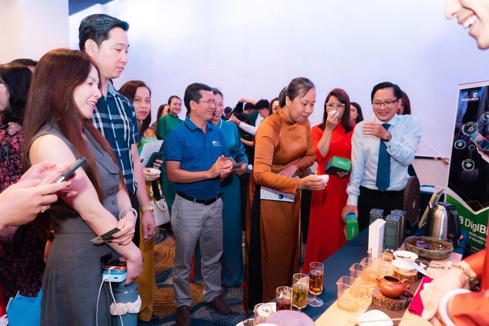 Chủ tịch UBND P.Tân Sơn Hòa giới thiệu các sản phẩm tại khu trưng bày đến với cộng đồng doanh nghiệp tham dự hội nghị