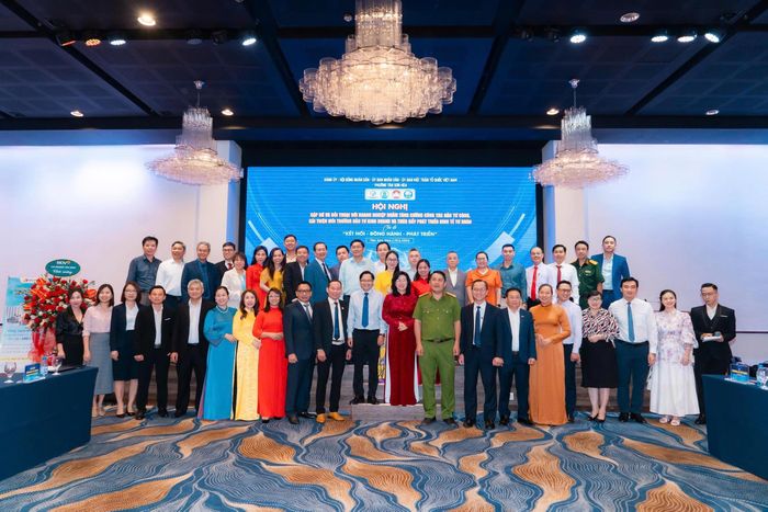 Đại biểu, khách mời chụp ảnh tại chương trình