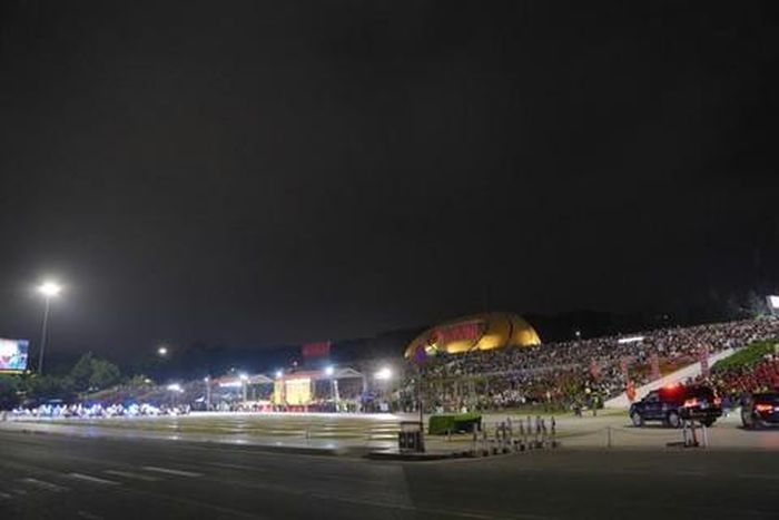 Quang cảnh Quảng trường Lâm Viên trong Lễ khai mạc Hội thao Quân sự, võ thuật và thể thao Công an nhân dân năm 2026 - Khu vực III tại Lâm Đồng, đông đảo người dân, du khách dự khán, theo dõi và cổ vũ 