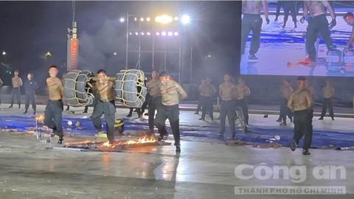 Cảnh sát đặc nhiệm mang vác nặng đi qua "chảo lửa"