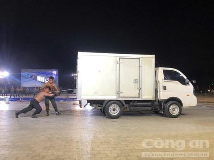 Những màn biểu diễn dùng răng kéo xe, dùng yết hầu đẩy xe, dao kề cổ kéo xe - những chiếc xe nặng từ 3 đến 5 tấn khiến khán giả rùng mình, thót tim về trình độ nội công thâm hậu của các chiến sĩ cảnh sát đặc nhiệm
