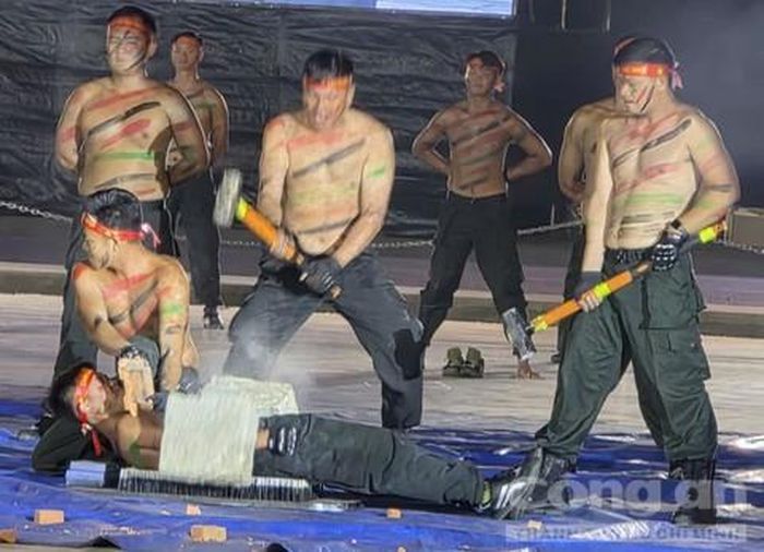 Cảnh sát đặc nhiệm vận nội công cho đồng đội dùng búa đập vỡ đá trên người
