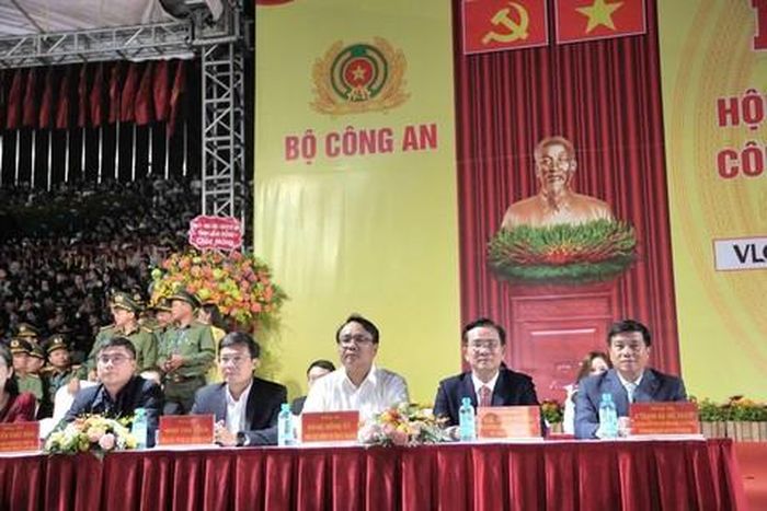 (Từ phải sang) Đồng chí Y Thanh Hà Niê Kđăm - Ủy viên BCH Trung ương Đảng, Bí thư Tỉnh ủy, Trưởng Đoàn đại biểu Quốc hội tỉnh; đồng chí Hồ Văn Mười - Ủy viên BCH Trung ương Đảng, Phó Bí thư Tỉnh ủy, Chủ tịch UBND tỉnh Lâm Đồng, cùng các đồng chí trong Ban Thường vụ Tỉnh ủy Lâm Đồng tham dự buổi Lễ khai mạc
