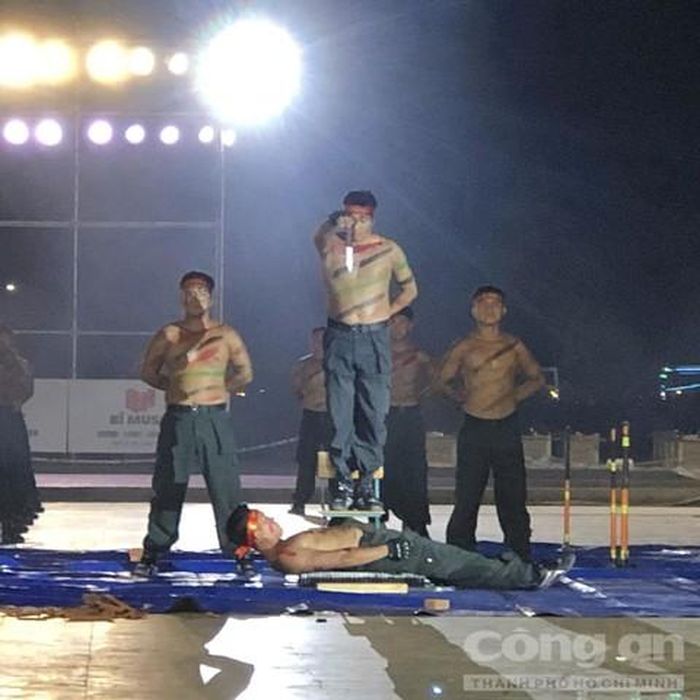 Màn trình diễn rùng mình với cảnh chiến sĩ cảnh sát nằm bàn chông, né "đối phương" thả dao nhọn 