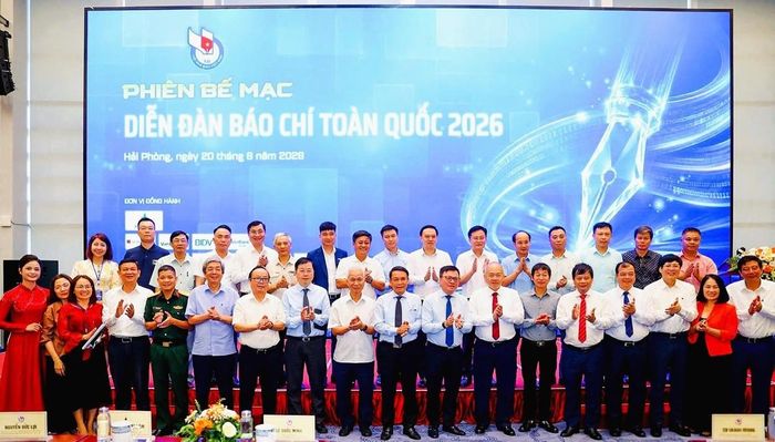 Các đại biểu chụp ảnh tại phiên bế mạc Diễn đàn Báo chí toàn quốc 2026.