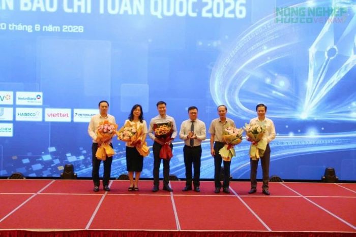  Ông Lê Quốc Minh, Ủy viên Trung ương Đảng, Tổng Biên tập Báo Nhân Dân, Phó Trưởng Ban Tuyên giáo và Dân vận Trung ương, Chủ tịch Hội Nhà báo Việt Nam tặng hoa các diễn giả tham gia các phiên thảo luận tại Diễn đàn Báo chí toàn quốc 2026.