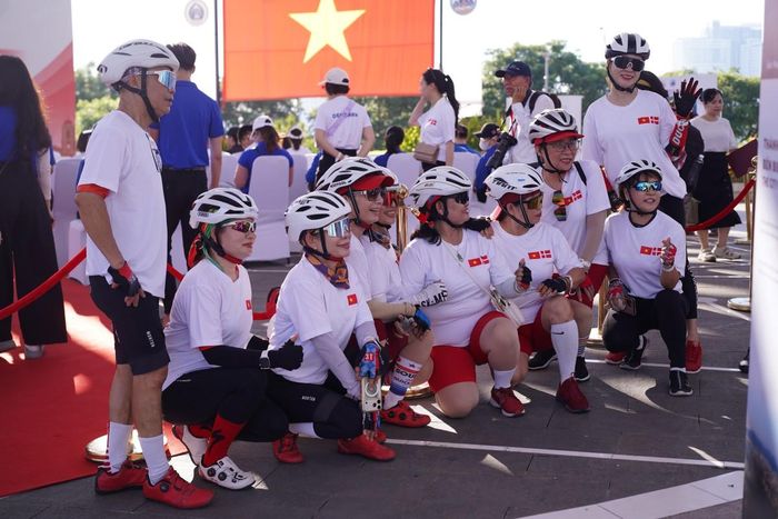 Đông đảo người dân, giới trẻ Đà Nẵng hào hứng tham gia hoạt động đạp xe cổ động lối sống xanh.