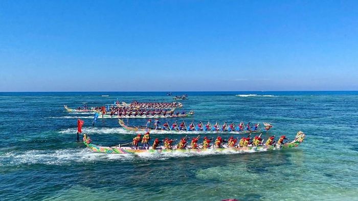 Tám thuyền mang biểu tượng Long – Lân – Quy – Phụng lao vun vút trên mặt biển trong tiếng reo hò cổ vũ của hàng nghìn khán giả. Ảnh: Thế Phan.