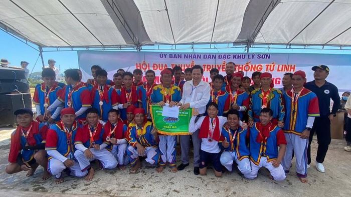 Đội thuyền Long An Vĩnh xuất sắc giành giải Nhất Lễ hội đua thuyền truyền thống Tứ Linh năm 2026; giải Nhì thuộc về đội thuyền Phụng An Vĩnh và giải Ba thuộc về đội thuyền Phụng An Hải. Ảnh: Thế Phan.