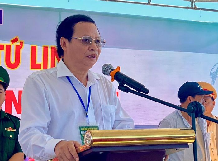 Ông Ngô Đình Mẫn, Phó Chủ tịch UBND Đặc khu Lý Sơn phát biểu khai mạc Lễ hội đua thuyền truyền thống Tứ Linh năm 2026. Ảnh: Thế Phan.