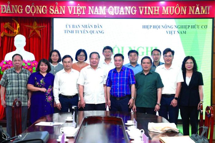 Đại diện UBND tỉnh Tuyên Quang, Sở Nông nghiệp và Môi trường cùng Hiệp hội Nông nghiệp Hữu cơ Việt Nam chụp ảnh lưu niệm sau buổi làm việc.