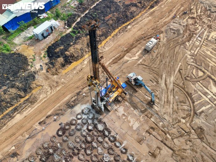 Ở đoạn gần Hương lộ 19, các đơn vị thi công tập trung xử lý nền đường, triển khai khoan cọc nhồi để chuẩn bị cho các hạng mục tiếp theo.