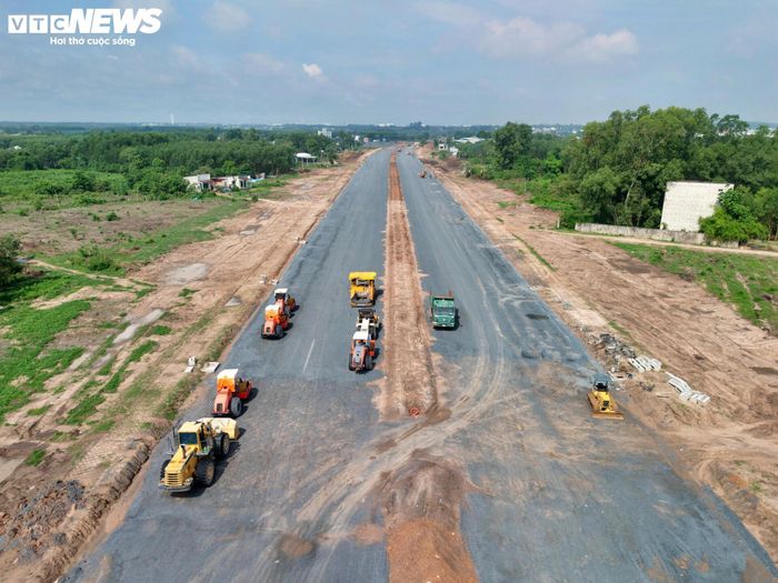 Dọc toàn tuyến, nhiều mũi thi công được bố trí đồng thời. Các phương tiện san lấp, lu lèn nền đường hoạt động liên tục nhằm bảo đảm tiến độ theo kế hoạch.