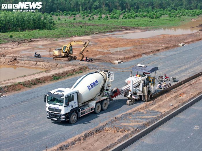 Trong khi đó, khoảng 1,5 km đoạn từ Quốc lộ 51 đến Hương lộ 12 đã hoàn thành cấp phối đá dăm và đang chờ thảm nhựa. 