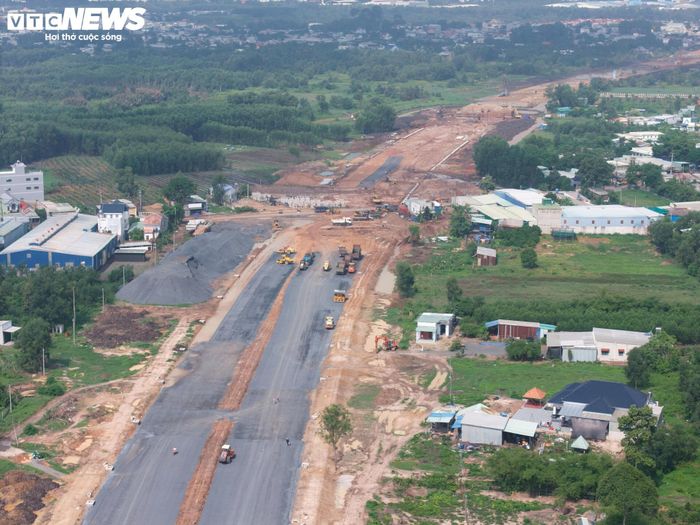 Theo ghi nhận tại công trường, đến nay công tác thi công nền và mặt đường đã hoàn thành hơn 70% khối lượng, trong khi tổng thể dự án đạt trên 45% giá trị theo hợp đồng. Trong giai đoạn 1, dự án được đầu tư với quy mô mặt cắt ngang 45 m, tổng mức đầu tư hơn 647 tỷ đồng.