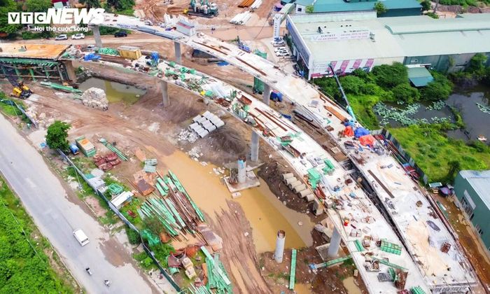 Sau hơn 1 năm thi công, hệ thống các nhánh tuabin đang từng bước thành hình. Những tuyến cầu cong uốn lượn kết nối nhiều hướng lưu thông khác nhau tạo nên mạng lưới giao thông đa tầng quy mô lớn. Theo thiết kế, hệ thống cầu nhánh tuabin sử dụng dầm bản bê tông cốt thép dự ứng lực gồm 4 nhánh, tổng chiều dài khoảng 2.357m, bề rộng 8,8m và bố trí 2 làn xe.