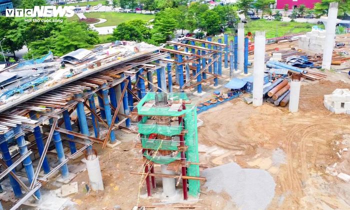 Bên cạnh đó, hàng loạt trụ cầu quy mô lớn cũng được dựng lên, vắt qua các tuyến đường hiện hữu trong khu vực. 