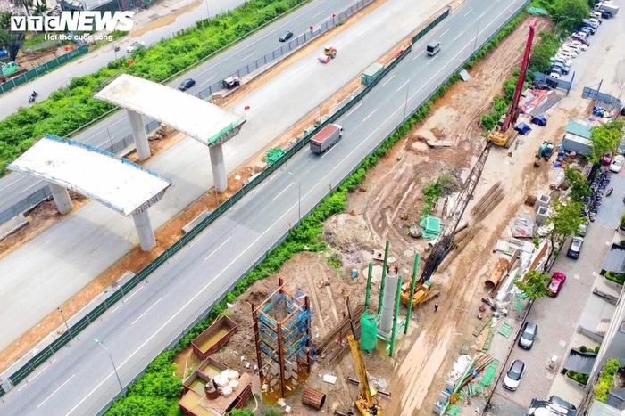 Hàng chục thiết bị cơ giới cỡ lớn cùng kỹ sư, công nhân được huy động đến công trường. Các đơn vị thi công đang tập trung nhân lực, máy móc để đẩy nhanh tiến độ tại những hạng mục trọng điểm.