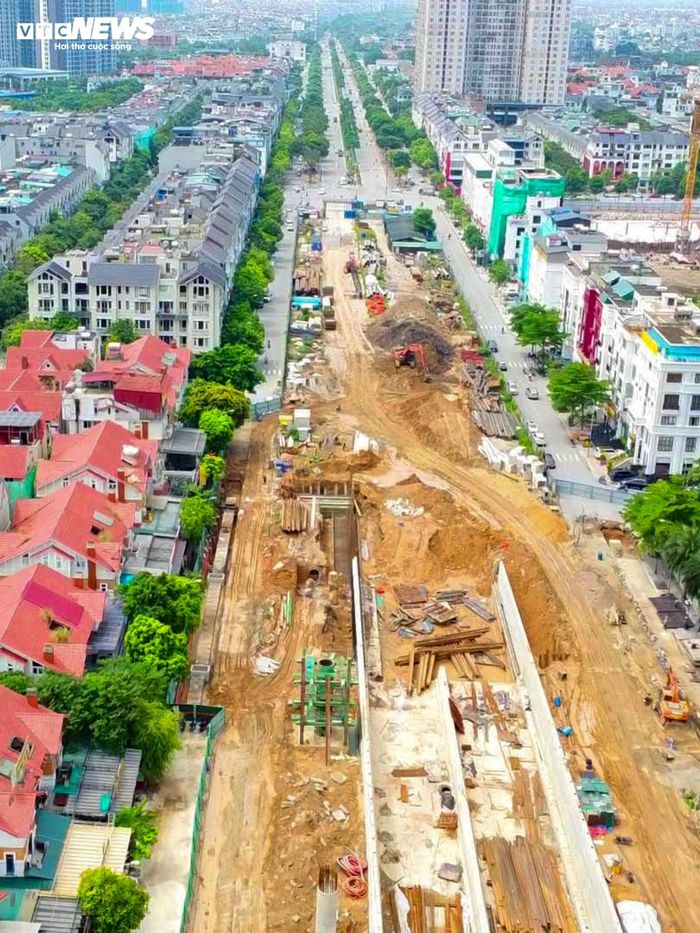 Một trong những hạng mục đáng chú ý nhất là hầm chui trực thông theo hướng đường Hoàng Tùng đi Quốc lộ 32. Hầm được bố trí theo tim tuyến đường Hoàng Tùng, quy mô 4 làn xe với tổng chiều dài khoảng 975m.
