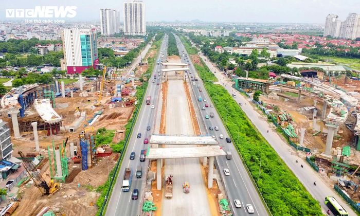 Sau hơn một năm triển khai, nhiều hạng mục quan trọng của công trình dần lộ diện. Trên đại công trường nút giao khác mức giữa đường Vành đai 3,5 và Đại lộ Thăng Long, không khí thi công diễn ra khẩn trương tại nhiều mũi.