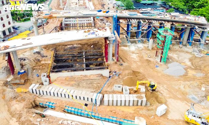 Ghi nhận tại công trường, các hạng mục hầm chui, cầu vượt, đường dẫn và hệ thống cống thoát nước... đang được triển khai đồng thời. Nhiều khu vực thi công hoạt động liên tục nhằm bảo đảm tiến độ của dự án.