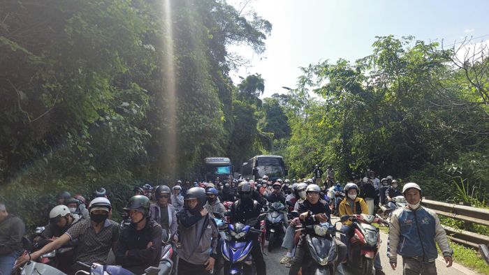 Vụ tai nạn khiến giao thông qua đèo Bảo Lộc ùn ứ nghiêm trọng.