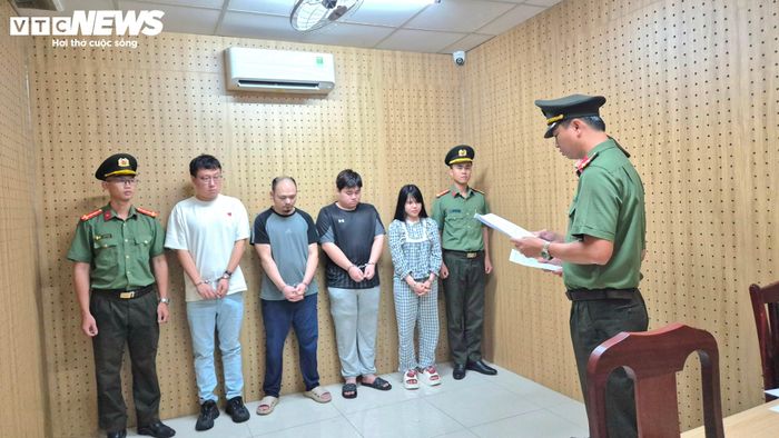 Các đối tượng lừa đảo bị bắt. (Ảnh: Công an cung cấp)