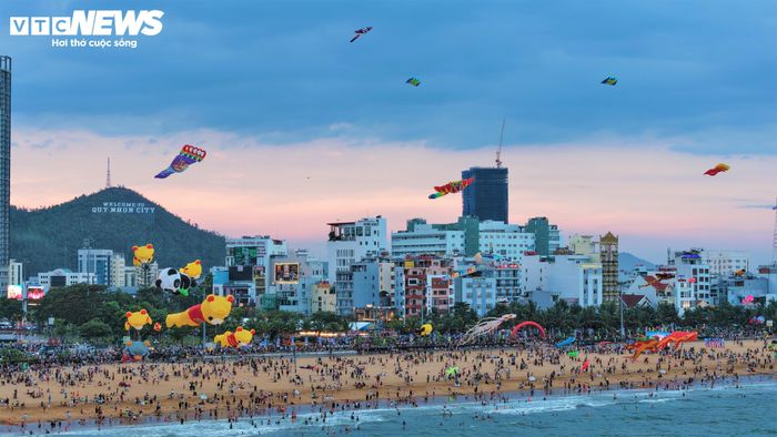 Bầu trời phố biển Quy Nhơn trở thành một bức tranh khổng lồ, sống động với hàng trăm cánh diều đủ kích cỡ, hình dáng và màu sắc.