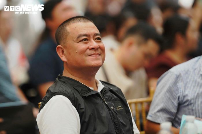 Nghệ sĩ nhiếp ảnh Hồ Vũ, tên đầy đủ Hồ Lê Hoàng Vũ, sinh năm 1976. Ông hiện là Trưởng khoa Báo chí - Truyền thông, Trường Cao đẳng Phát thanh - Truyền hình II và là hội viên Hội Nghệ sĩ Nhiếp ảnh Việt Nam.
