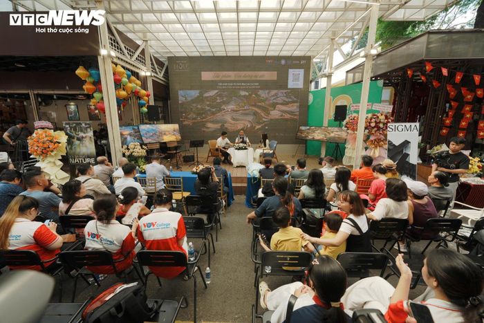 Bên cạnh công tác đào tạo, nghệ sĩ nhiếp ảnh Hồ Vũ còn được biết đến qua nhiều tác phẩm nhiếp ảnh đoạt giải trong nước và quốc tế như Huy chương Vàng UPI (Anh), Huy chương Bạc DPI (Serbia), Huy chương Bạc Liên hoan Ảnh nghệ thuật TP.HCM lần thứ 39 năm 2014, Giải Nhất cuộc thi "Ảnh đẹp Lào Cai" năm 2015, Giải Nhì ảnh bộ cuộc thi "Di sản văn hóa TP.HCM" năm 2015, Giải Nhì cuộc thi ảnh "Giá trị điều Việt Nam" năm 2016...