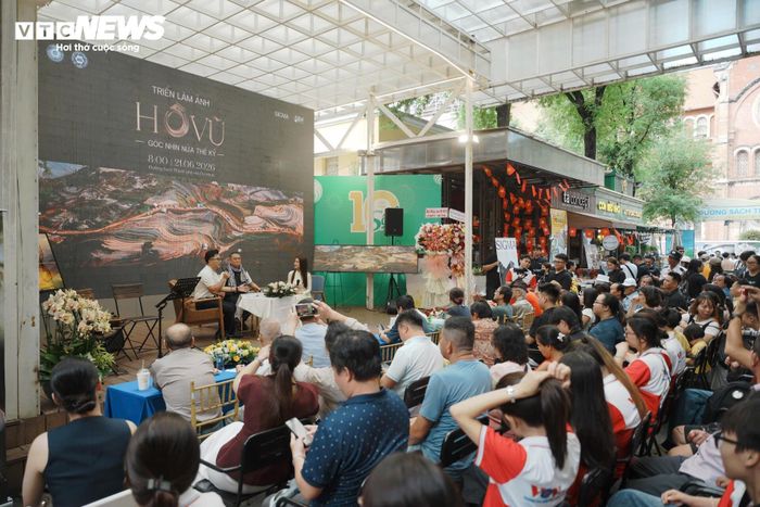 Sáng 21/6, tại Đường sách TP.HCM (phường Sài Gòn, TP.HCM), triển lãm ảnh cá nhân "Hồ Vũ - Góc nhìn nửa thế kỷ" khai mạc, thu hút đông đảo đồng nghiệp, học trò, người yêu nhiếp ảnh và công chúng đến tham quan.
