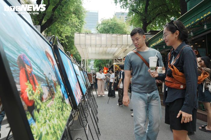 Nhiều người dừng lại khá lâu trước những tác phẩm ghi lại đời sống lao động và văn hóa vùng miền.