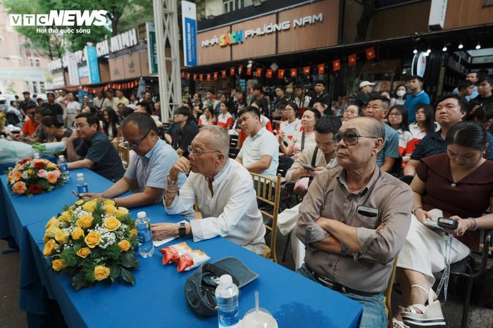 Tại chương trình, nghệ sĩ nhiếp ảnh Hồ Vũ chia sẻ về hành trình hơn 20 năm theo đuổi nhiếp ảnh, những chuyến đi thực tế trên khắp mọi miền đất nước cũng như quan điểm sáng tác lấy con người và đời sống làm trung tâm. Nhiều câu chuyện phía sau các tác phẩm được tác giả kể lại, giúp người xem hiểu thêm về giá trị tư liệu, văn hóa và cảm xúc mà mỗi khuôn hình lưu giữ.